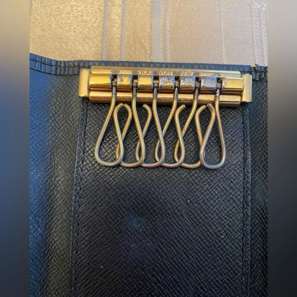 Louis Vuitton black epi leather key holder